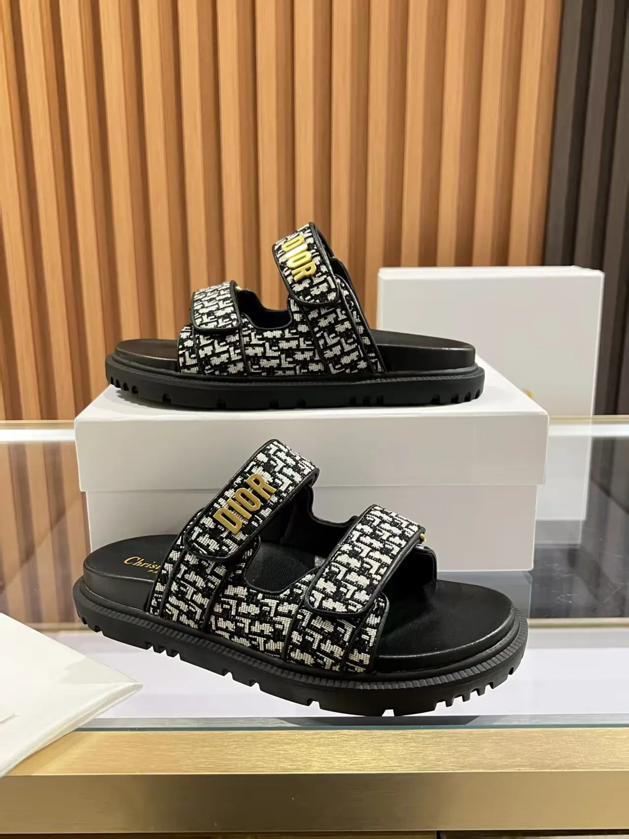 👟👟Ex-factory price 480👟👟 Dior classic popular sandals Step into the fashion territory of Dior slippers and encounter the ultimate fusion of elegance and comfort. The upper is engraved with the Christian Dior Paris logo using exquisite embroidery technology. The delicate stitching tells the brand's profound heritage and is fully recognizable.   Made of high-quality materials, it feels soft and fits your feet, as if it is a gentle care tailor-made for your feet. The sole is carefully designed and engraved with Christian Dior's lucky star symbol. It is not only a beautiful embellishment, but also provides reliable grip, making every step steady and secure.   It has a simple design and is easy to put on and take off. Whether it is a lazy weekend or a pleasant vacation, it can be easily adapted. Whether paired with casual shorts, casual jeans, or an elegant dress, Dior slippers can instantly enhance the overall style and show a casual fashion attitude.   Dior slippers, in the name of fashion, inject luxurious charm into your life and accompany you with every step you take with confidence and elegance. Material: Fine genuine cowhide upper, outsole, TPR, non-slip and wear-resistant, code number: 35-41 (42 customized)